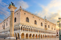 旅游资讯网-意大利旅游_参观意大利威尼斯总督府，哥特式风格俯瞰威尼斯运河
